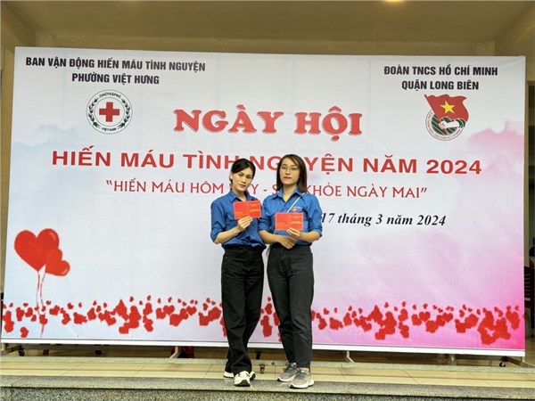Chi đoàn mầm non Giang Biên tham gia ngày hội hiến máu